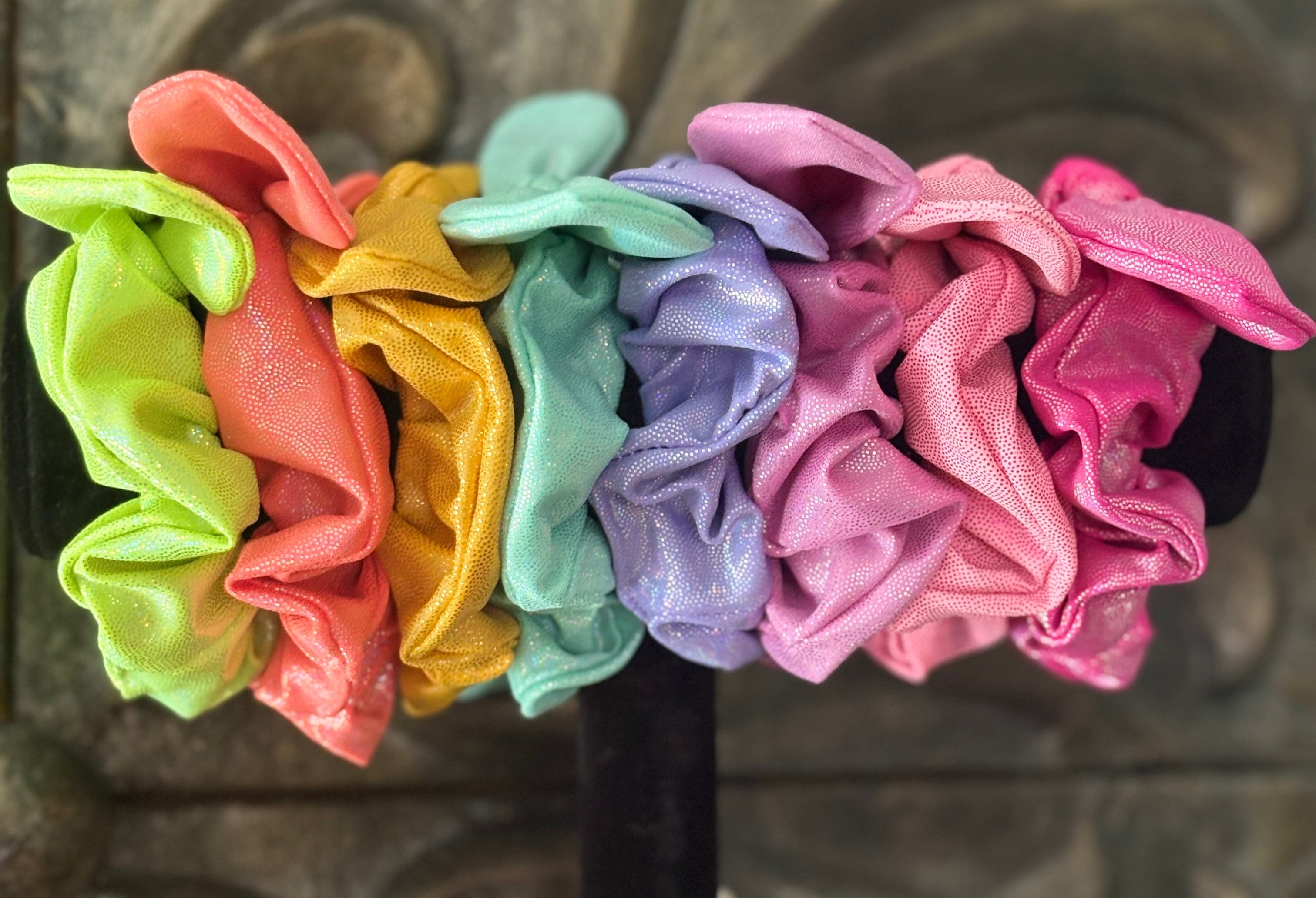 Holographic Knotted Scrunchie